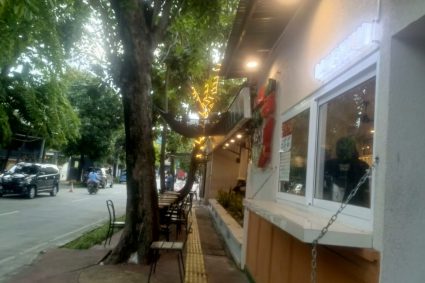 Pelanggaran Hak Pejalan Kaki Dikeluhkan, Kedai Makan di Cempaka Putih Diduga Kuasai Trotoar